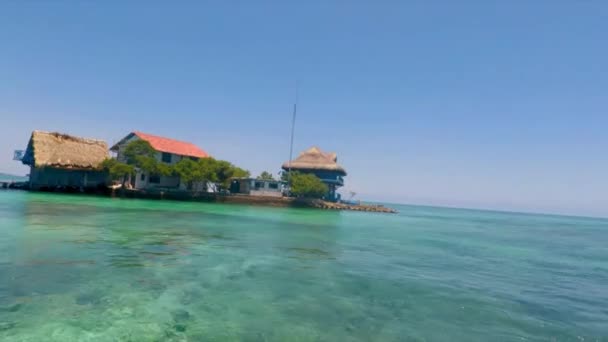 Ogólne Ujęcie Wycieczki Jachtem Pokazującym Prywatną Wyspę Oceanie Kartageny — Wideo stockowe