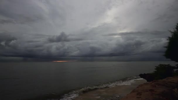 ダルエスサラームとタンザニアのココビーチに向けて回転する海と雲のタイムラプス — ストック動画