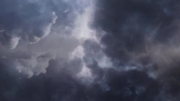 空の暗い雲の中に4Kの雷嵐 — ストック動画
