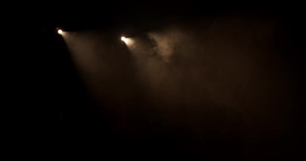カメラはステージ上の霧のある2箇所で動きます — ストック動画