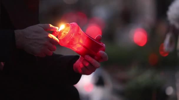 Φωτίστε Ένα Κερί Ένα Νεκροταφείο — Αρχείο Βίντεο