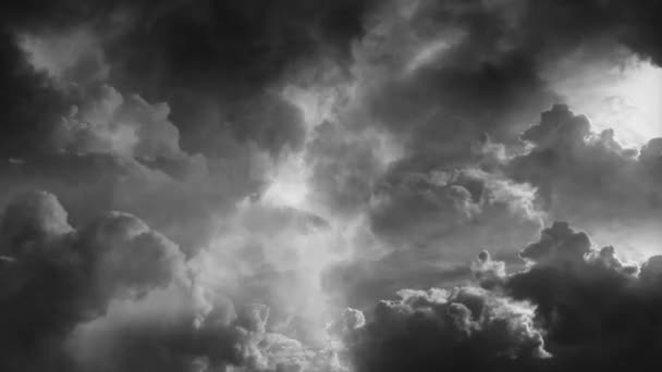 Grijze Donkere Wolken Bewegen Lucht Met Onweer — Stockvideo