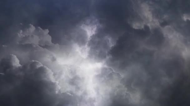 Ansicht Des Fluges Durch Graue Kumulonimbuswolken — Stockvideo