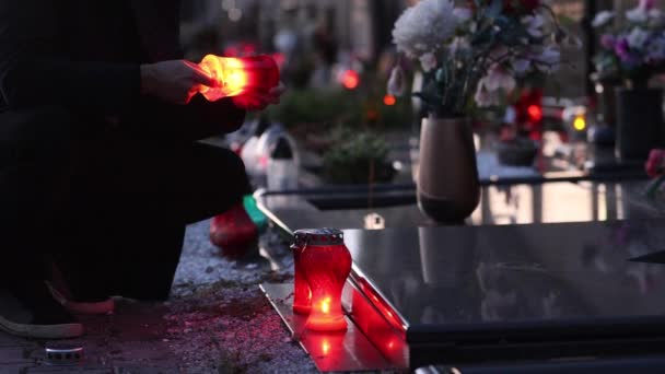 Giovane Sta Accendendo Una Candela Cimitero — Video Stock