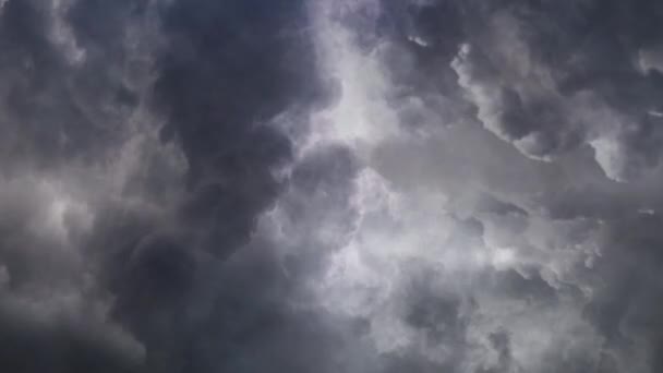 Uitzicht Vliegen Door Grijze Wolken Met Onweer — Stockvideo