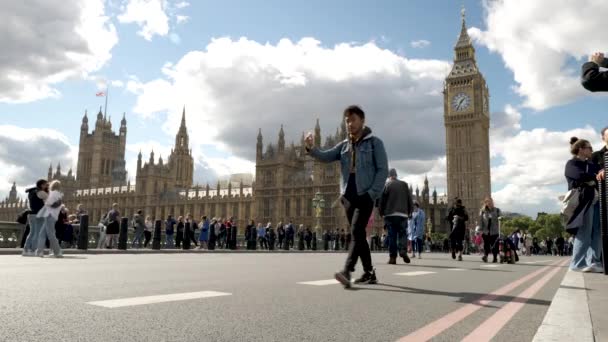 Вид Вестминстерский Мост Оживленных Людей Идущих Нему Низкая Обида Потерянная — стоковое видео