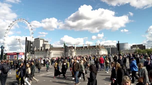 Gesloten Westminster Bridge Met Mensen Die Voorbij Lopen Pavement Road — Stockvideo