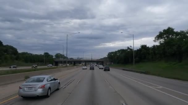 Pov Vrachtwagen Rijdt Snelweg Met Bewolkt Weer Boven Weg — Stockvideo