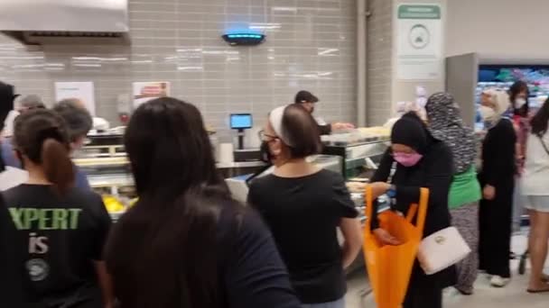 Гіпермаркеті Покупці Поспішають Купувати Спеціальні Продукти Харчування — стокове відео