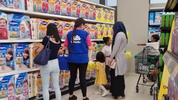 Mor Och Hennes Barn Pratar Med Försäljare Som Marknadsför Barntorkar — Stockvideo
