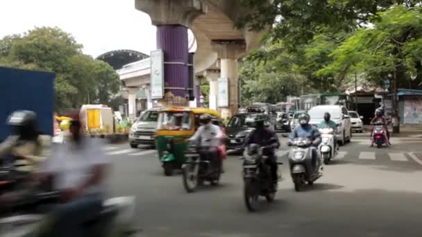 Gator Och Trafik Bangalore Indien — Stockvideo