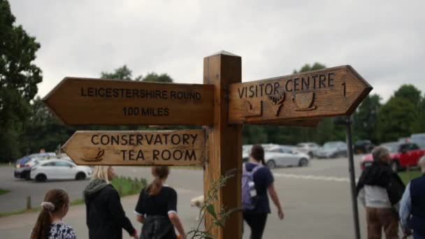 Señal Salón Centro Visitantes Del Conservatorio Aparcamiento Bradgate Park Leicestershire — Vídeos de Stock