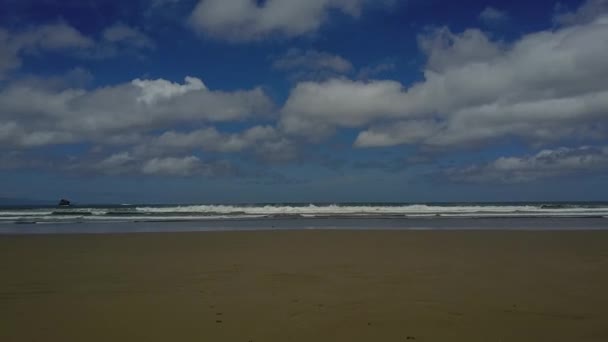 해변에 드론으로찍은 주안델 — 비디오