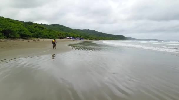 在尼科拉海滩 圣胡安河畔 麦地那 里瓦斯 海滩自行车手 马塔加尔巴 中美洲的无人驾驶飞机航拍视频 — 图库视频影像