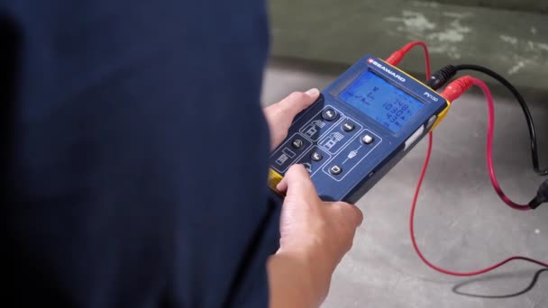 Ασιάτης Μηχανικός Χρησιμοποιήστε Συσκευή Thermo Για Ελέγξετε Θερμοκρασία Του Σύρματος — Αρχείο Βίντεο