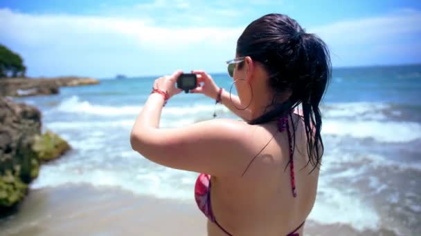 カルタヘナ コロンビアのビーチで晴れた日を楽しみながら アクションカメラで海を撮影した女の子の中ショット — ストック動画