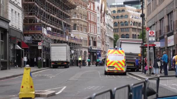 Londres Inglaterra Septiembre 2022 Establecimiento Del Disparo Furgoneta Policía Estacionada — Vídeo de stock