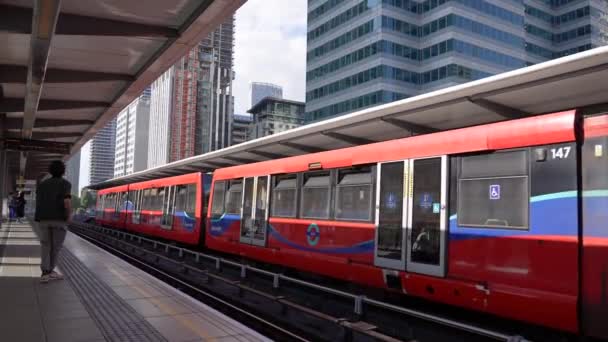South Quay Londres Angleterre Septembre 2022 Dlr Trains Entrant Sortant — Video