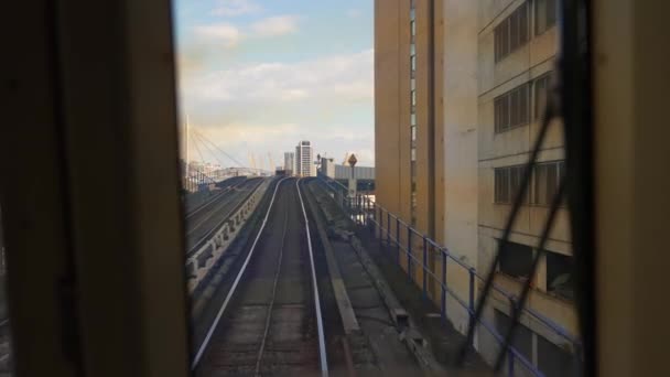 Vista Trasera Desde Tren Tierra Londres Mientras Viaja Por Vía — Vídeo de stock