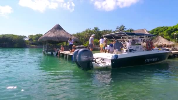 Foto General Una Lancha Rápida Océano Que Llega Una Isla — Vídeo de stock