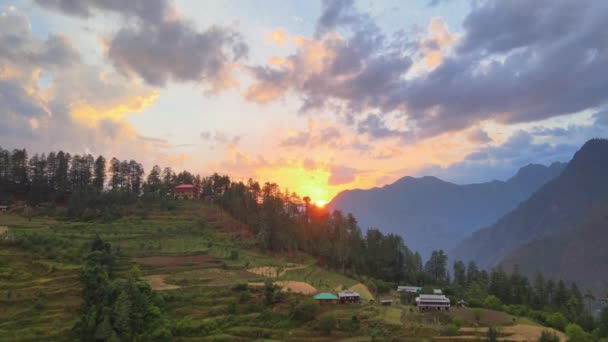 Drone Shot Van Zonsondergang Een Klein Dorp Sainj Valley Himachal — Stockvideo