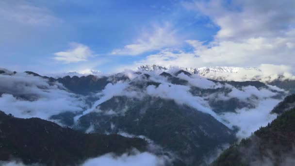 Drone Shot Van Een Bewolkte Sainj Valley Himachal Pradesh Buurt — Stockvideo