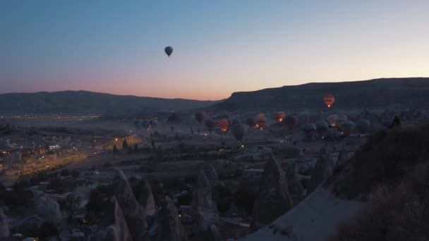 Захватывающий Широкий Выстрел Над Каппадокией Гореме Воздушные Шары Взлетают — стоковое видео