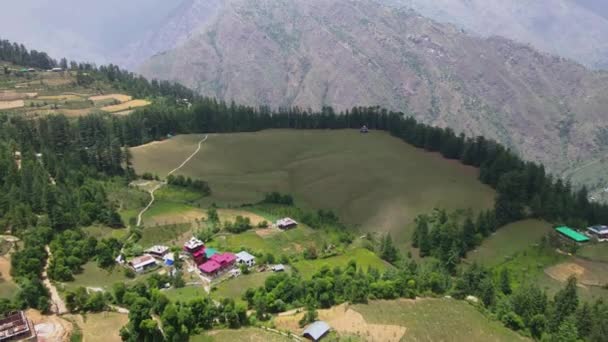 Drone Shot Van Een Klein Dorp Sainj Valley Himachal Pradesh — Stockvideo