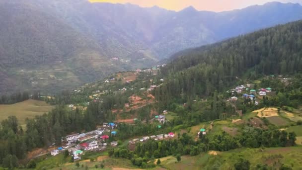 Drone Shot Van Zonsondergang Een Klein Dorp Sainj Valley Himachal — Stockvideo