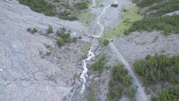 Imagens Aéreas Drones Voando Longo Rio Lentamente Inclinando Para Revelar — Vídeo de Stock