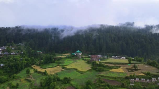 卡索省Manali附近喜马偕尔邦的一个多云的Sainj山谷被无人机射中 — 图库视频影像