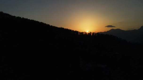 Drone Shot Van Zonsondergang Een Klein Dorp Sainj Valley Himachal — Stockvideo