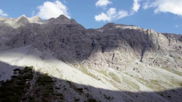 Dronebeelden Van Lucht Draaien Langzaam Een Stekelige Bergkam Bergtoppen Onthullen — Stockvideo