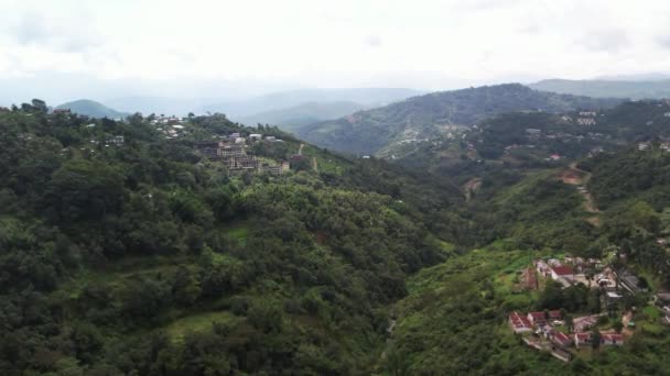 緑の建物や森と山の谷の空中ショット — ストック動画