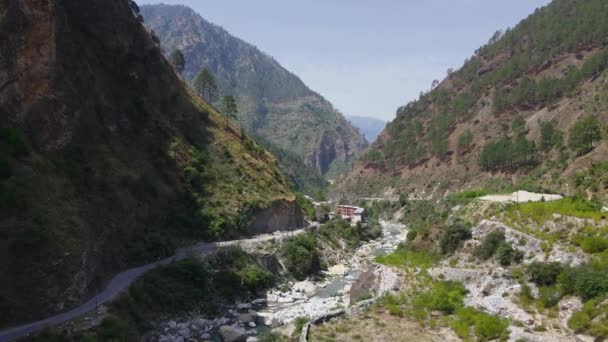 Drone Skjuten Liten Väg Och Flod Himachal Pradesh Nära Manali — Stockvideo