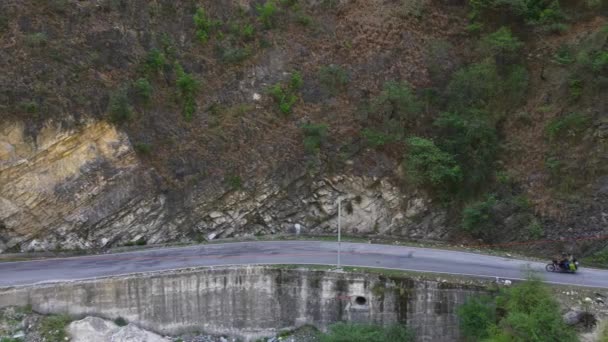 Drone Tiro Uma Bicicleta Estrada Himachal Pradesh Perto Manali Kasol — Vídeo de Stock