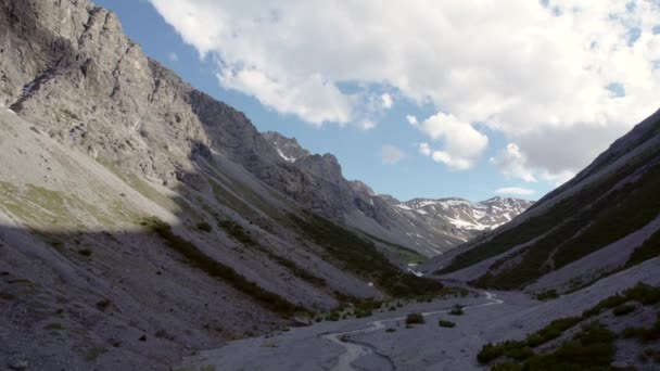 Flygdrönarbilder Sjunker Långsamt Ned Glacialdal Omgiven Ett Brant Och Dramatiskt — Stockvideo