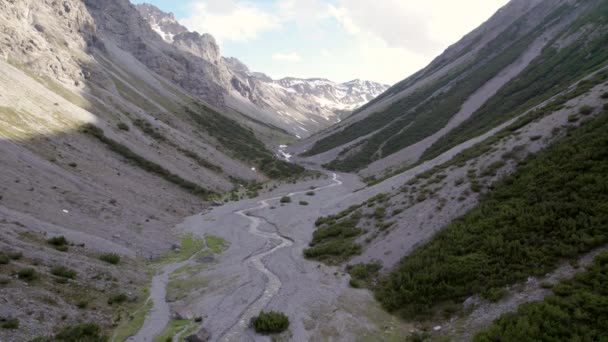 Imagens Aéreas Drones Descendo Lentamente Para Vale Glaciar Dramático Cercado — Vídeo de Stock