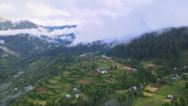 Drone Shot Van Een Bewolkte Sainj Valley Himachal Pradesh Buurt — Stockvideo