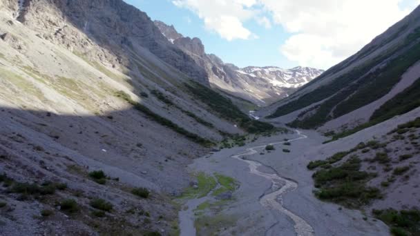 Drohnenaufnahmen Aus Der Luft Die Durch Ein Dramatisches Gletschertal Fliegen — Stockvideo