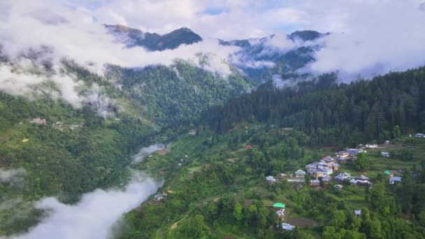 カソルのManali近くのヒマカル プラデーシュ州の曇ったセインジュ渓谷のドローン撮影 — ストック動画