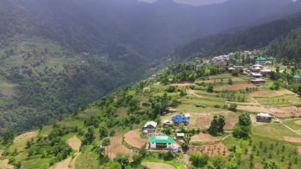 Drone Tiro Uma Pequena Aldeia Vale Sainj Himachal Pradesh Perto — Vídeo de Stock