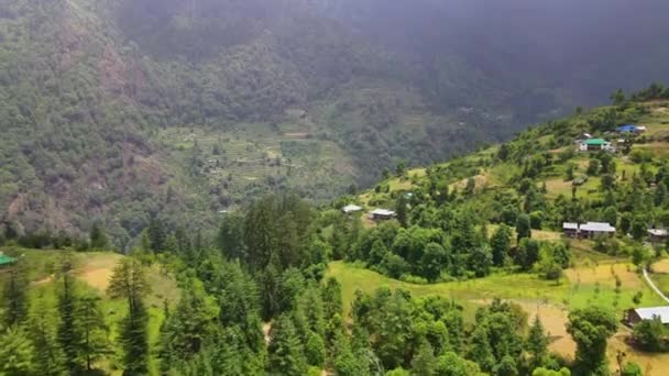 Drone Tiro Uma Pequena Aldeia Vale Sainj Himachal Pradesh Perto — Vídeo de Stock