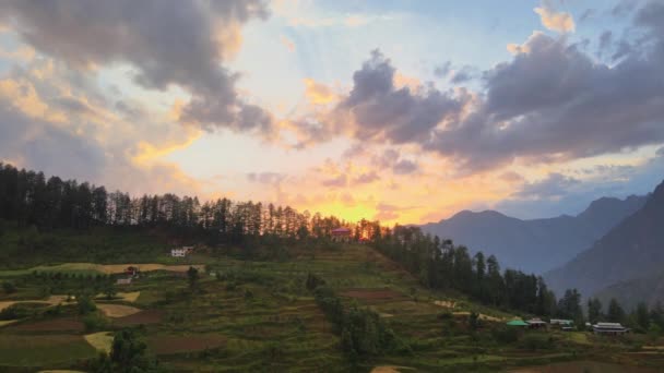 Drone Tiro Pôr Sol Uma Pequena Aldeia Vale Sainj Himachal — Vídeo de Stock