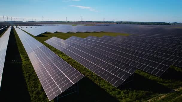 Drone Subindo Revela Fazenda Painel Solar Com Moinhos Vento Energia — Vídeo de Stock