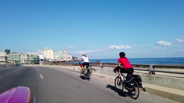 在古巴哈瓦那旧城 夏季人们骑自行车在马莱康海滨大道上 Pov — 图库视频影像