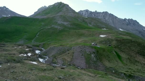Повітряні Дрони Повільно Наближаються Швейцарської Альпійської Хатини Встановлюють Трав Яні — стокове відео