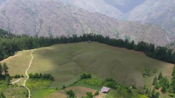 Drone Shot Van Een Klein Dorp Sainj Valley Himachal Pradesh — Stockvideo