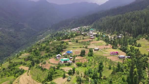Drone Shot Van Een Klein Dorp Sainj Valley Himachal Pradesh — Stockvideo