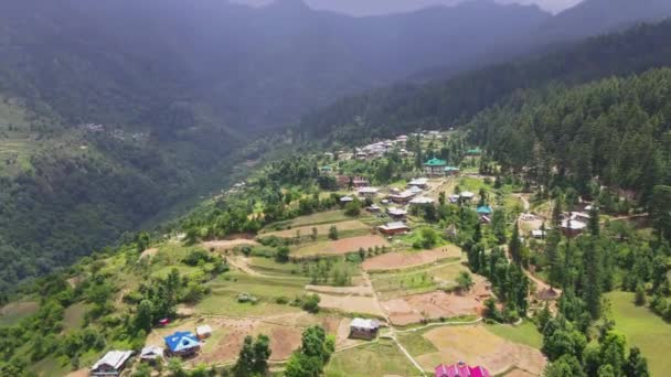 Drone Shot Van Een Klein Dorp Sainj Valley Himachal Pradesh — Stockvideo